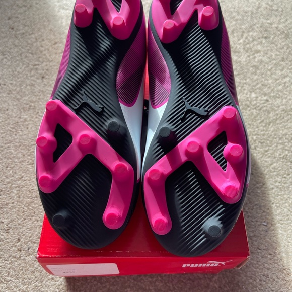 Girls Puma soccer cleats brand new with tags Adreno Model Pink and Black - Picture 3 of 4